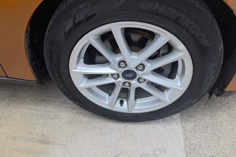 Used Ford Focus 2015 Hatchback EcoBoost 125 Automatic Supreme Style Edition Right Front Wheel Hub