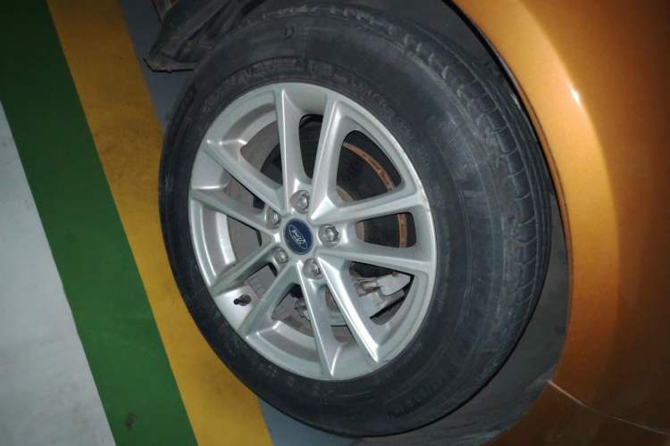 Used Ford Focus 2015 Hatchback 1.6L Automatic Fashion Edition Right Front Wheel Hub