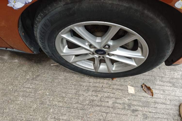 Used Ford Focus 2015 Hatchback EcoBoost 125 Automatic Supreme Style Edition Right Front Wheel Hub