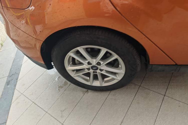 Used Ford Focus 2015 Hatchback EcoBoost 125 Automatic Supreme Style Edition Right Rear Wheel Hub