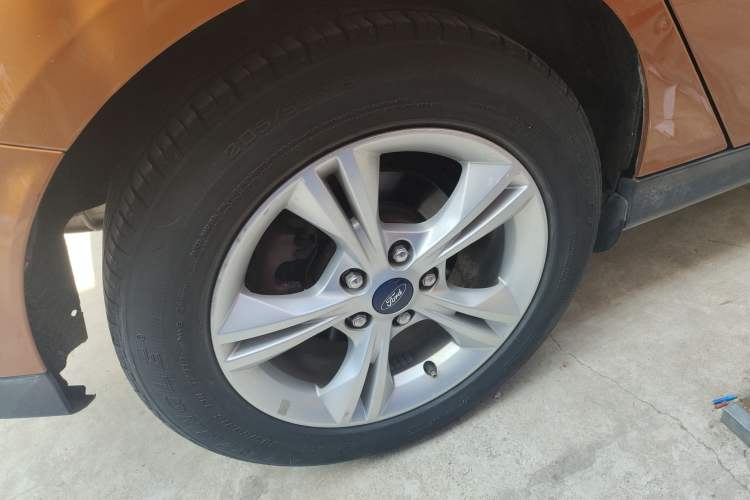 Used Ford Focus 2015 Hatchback 1.6L Automatic Comfort Model Right Rear Wheel Hub