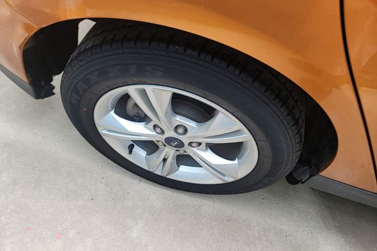 Used Ford Focus 2015 Hatchback 1.6L Automatic Comfort Model Right Rear Wheel Hub