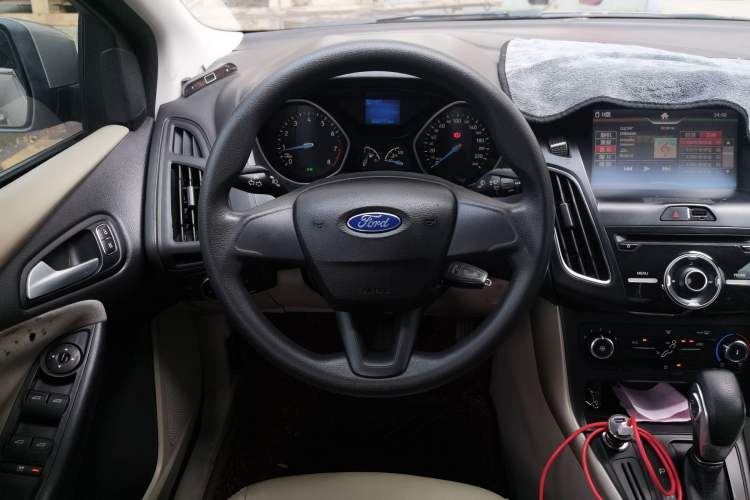 Used Ford Focus 2015 Sedan 1.6L Automatic Comfort Model Steering Wheel