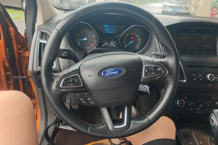 Used Ford Focus 2015 Hatchback EcoBoost 125 Automatic Supreme Style Edition Steering Wheel