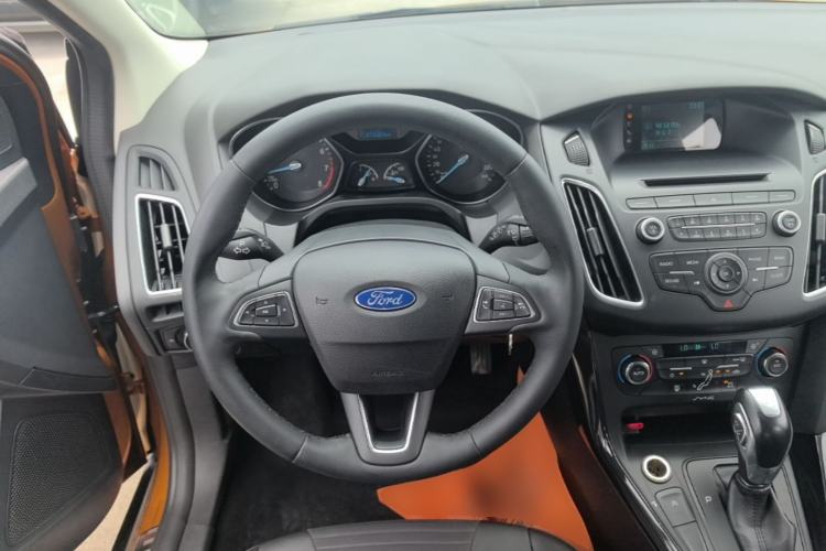 Used Ford Focus 2015 Hatchback EcoBoost 125 Automatic Supreme Style Edition Steering Wheel