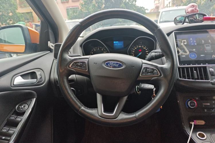 Used Ford Focus 2015 Hatchback EcoBoost 125 Automatic Supreme Style Edition Steering Wheel