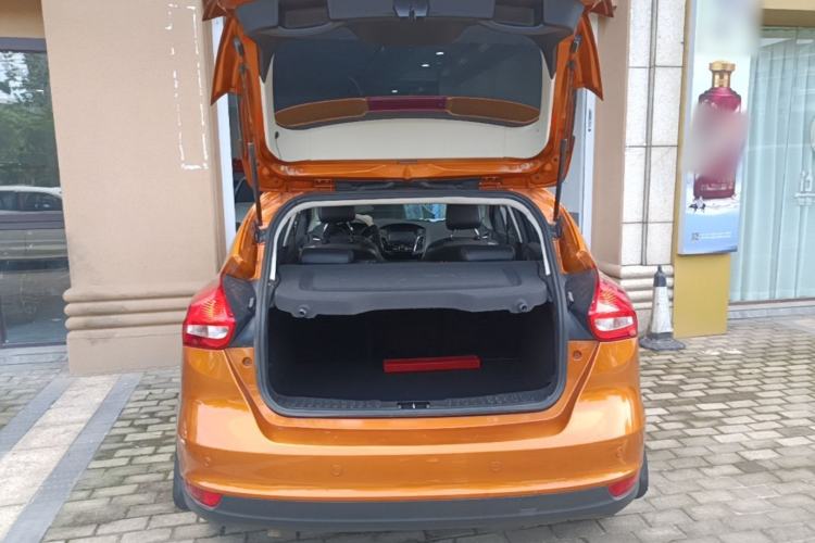 Used Ford Focus 2015 Hatchback EcoBoost 125 Automatic Supreme Style Edition Trunk
