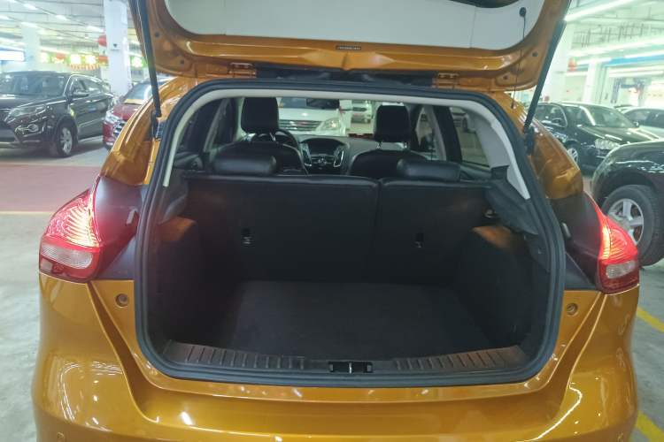 Used Ford Focus 2015 Hatchback 1.6L Automatic Fashion Edition Trunk