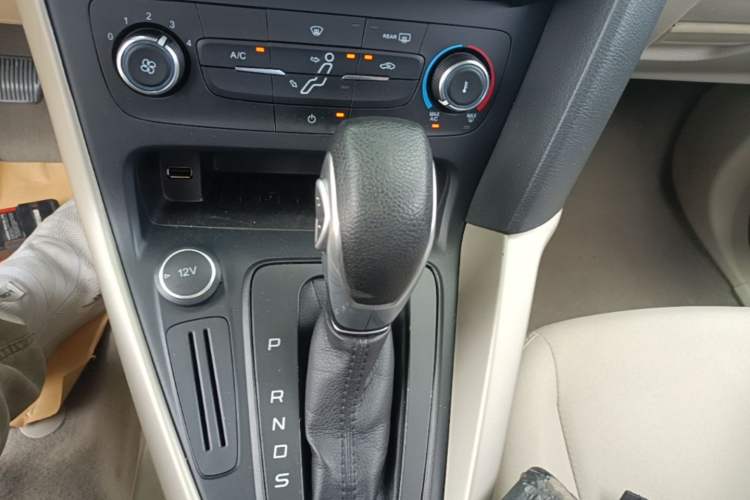 Used Ford Focus 2017 Sedan 1.6L Automatic Comfort Plus SmartDrive Edition Gear Lever