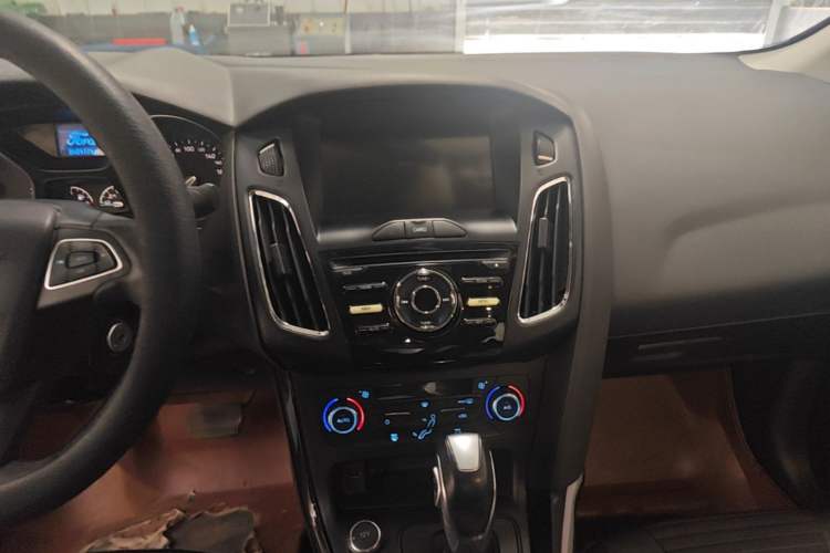 Used Ford Focus 2017 Sedan 1.6L Automatic Fashion Edition Smart Drive Version Audio And AC Panel