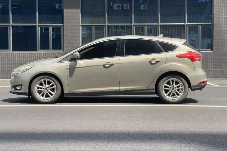 Used Ford Focus 2017 Hatchback EcoBoost 125 Automatic - Ultra-Powerful Style Edition with Smart Drive Features Exterior 3