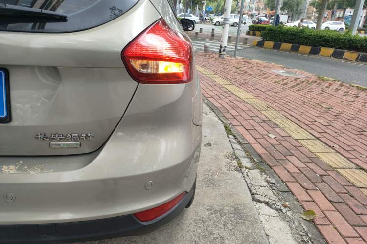 Used Ford Focus 2017 Hatchback EcoBoost 125 Automatic - Ultra-Powerful Style Edition with Smart Drive Features Exterior 6