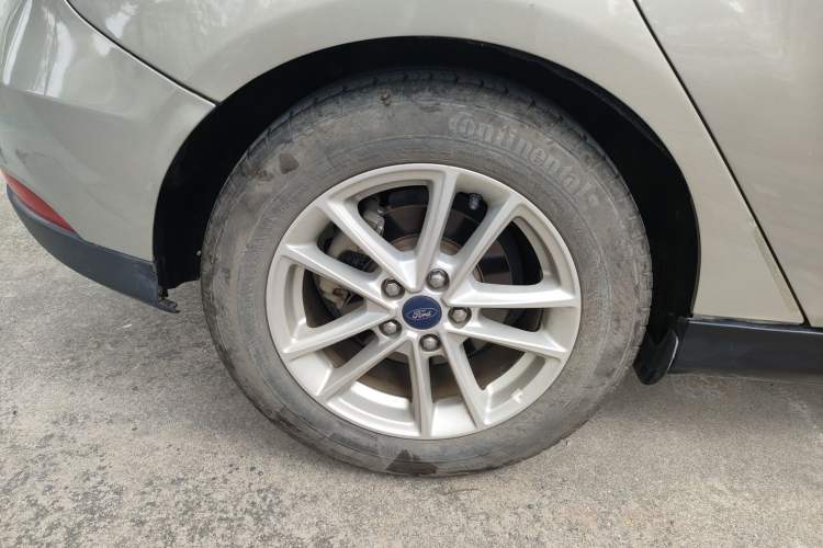 Used Ford Focus 2017 Hatchback EcoBoost 125 Automatic - Ultra-Powerful Style Edition with Smart Drive Features Exterior 8