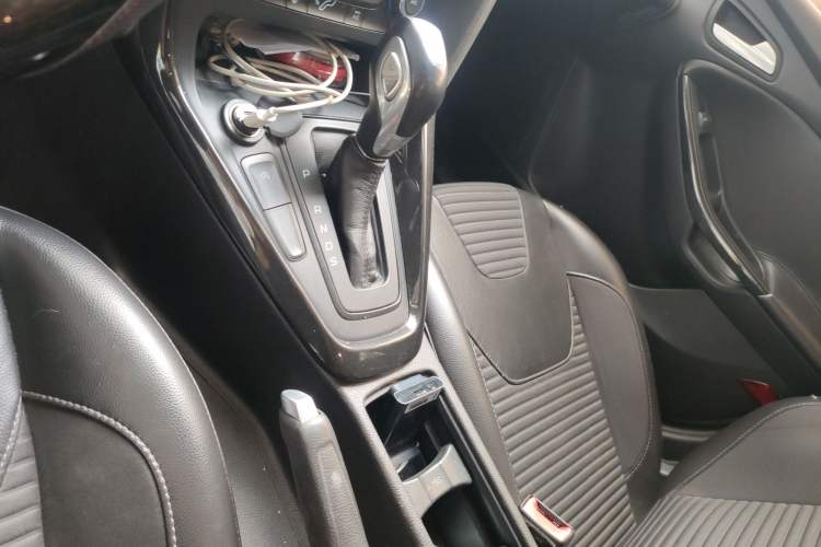 Used Ford Focus 2017 Hatchback EcoBoost 125 Automatic - Ultra-Powerful Style Edition with Smart Drive Features Gear Lever