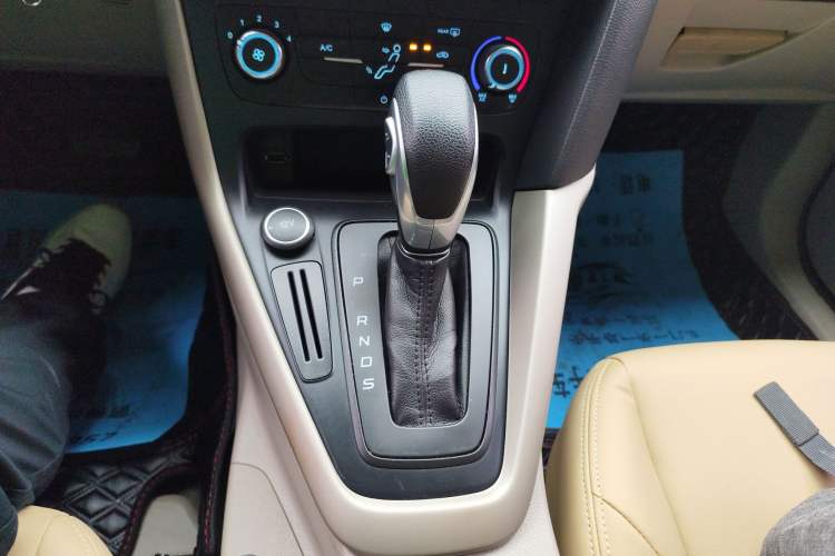 Used Ford Focus 2017 Sedan 1.6L Automatic Comfort Plus SmartDrive Edition Gear Lever