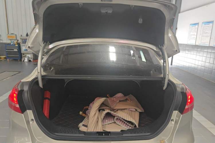 Used Ford Focus 2017 Sedan 1.6L Automatic Fashion Edition Smart Drive Version Trunk