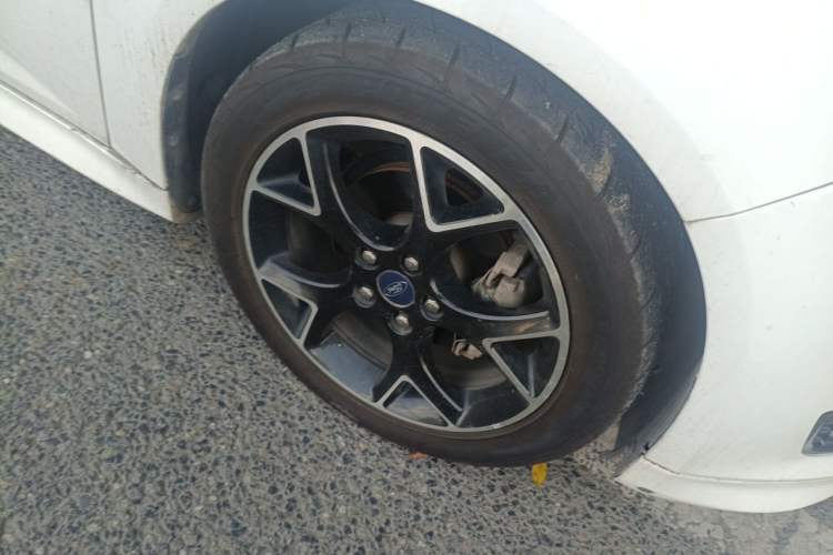 Used Ford Focus 2017 1.5T CTCC White and Black Limited Edition Right Front Wheel Hub