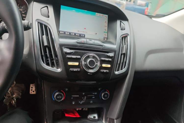 Used Ford Focus 2017 Hatchback 1.6L Manual Fashion Edition SmartDrive Version Audio And AC Panel
