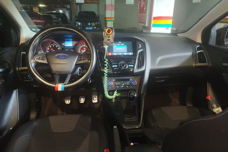 Used Ford Focus 2017 Sedan 1.6L Manual Fashion Edition Smart Drive Version Center Console