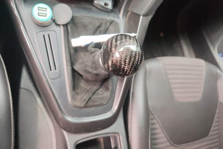 Used Ford Focus 2017 Hatchback 1.6L Manual Fashion Edition SmartDrive Version Gear Lever