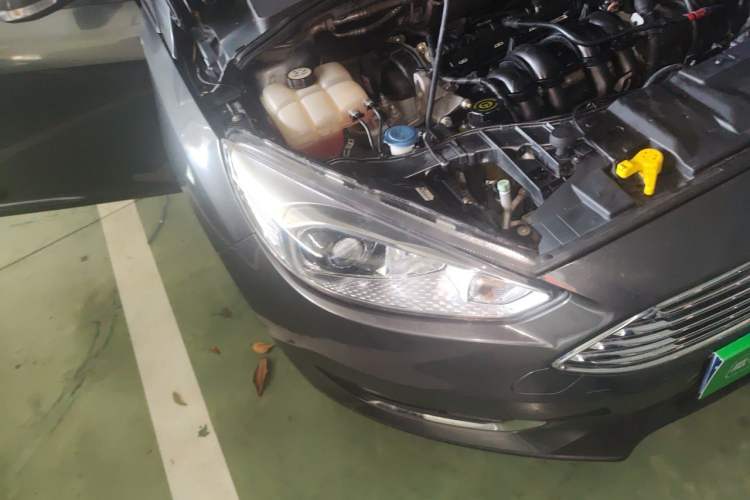 Used Ford Focus 2017 Sedan 1.6L Manual Fashion Edition Smart Drive Version Right Front Headlight