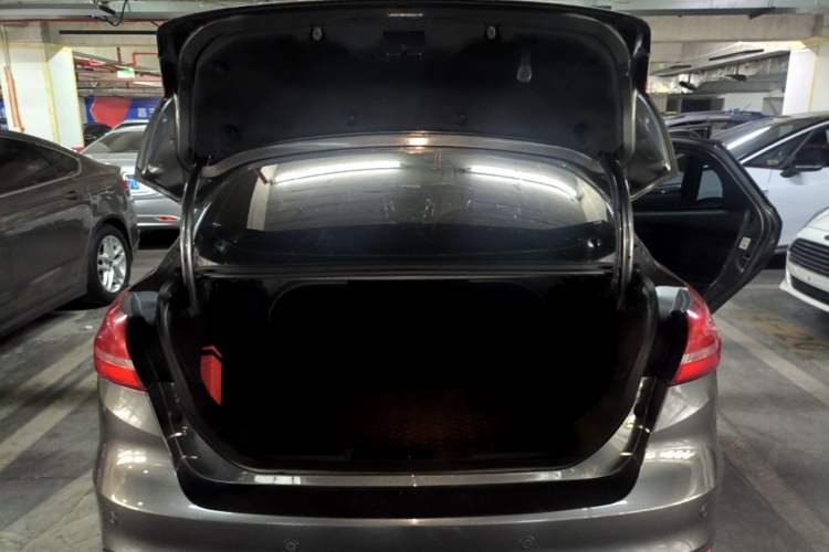 Used Ford Focus 2017 Sedan 1.6L Manual Fashion Edition Smart Drive Version Trunk