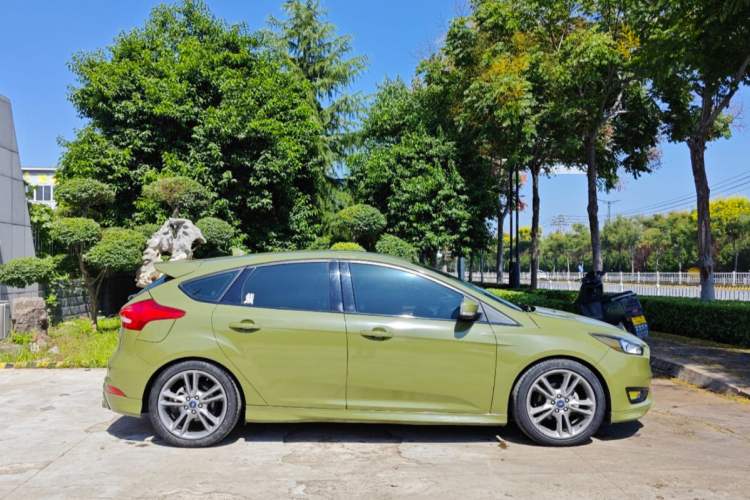 Used Ford Focus 2017 Hatchback EcoBoost 180 Automatic Sport Model Exterior 4