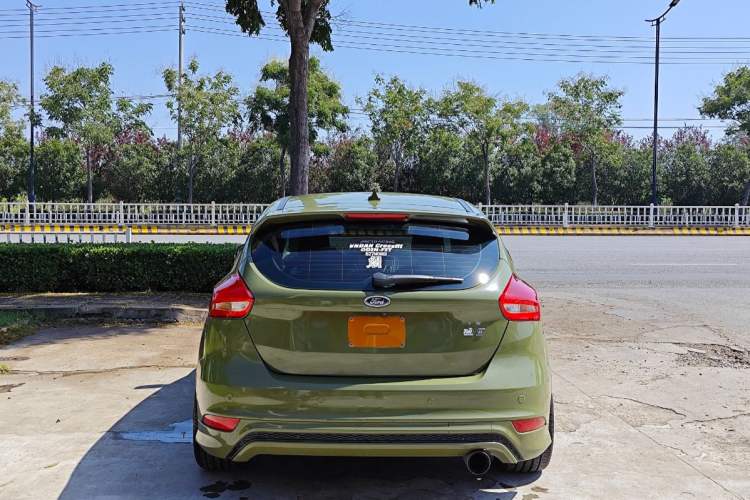 Used Ford Focus 2017 Hatchback EcoBoost 180 Automatic Sport Model Exterior 5