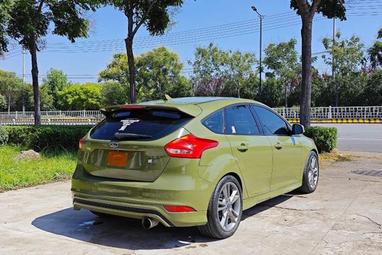 Used Ford Focus 2017 Hatchback EcoBoost 180 Automatic Sport Model Exterior 8