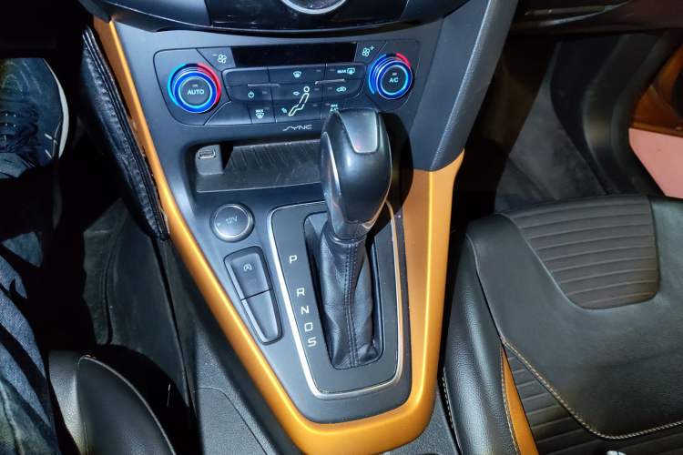 Used Ford Focus 2017 Hatchback EcoBoost 180 Automatic Sport Model Gear Lever