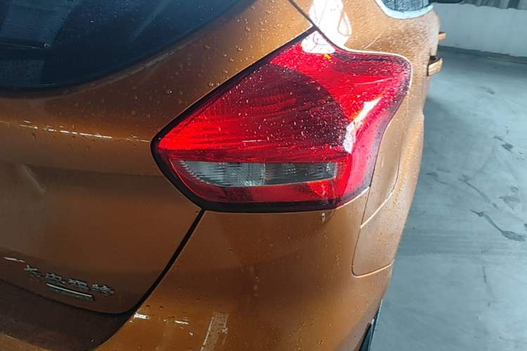 Used Ford Focus 2017 Hatchback EcoBoost 180 Automatic Elite Model Exterior 3
