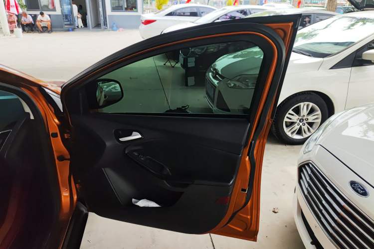 Used Ford Focus 2017 Hatchback 1.6L Automatic Fashion Edition Smart Drive Version Interior 5