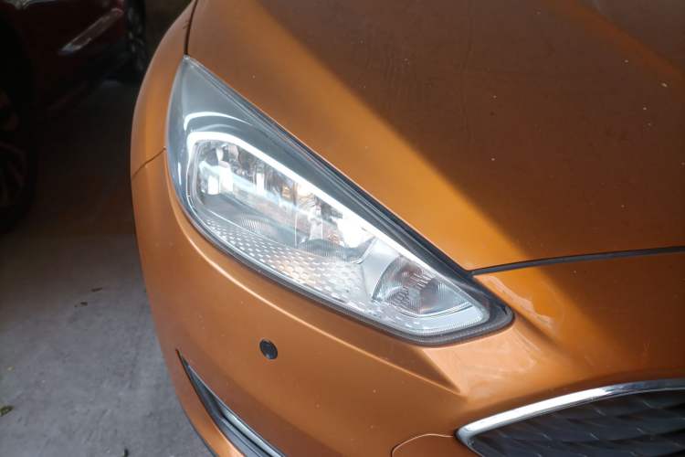 Used Ford Focus 2017 Hatchback 1.6L Automatic Comfort Plus SmartDrive Edition Right Front Headlight