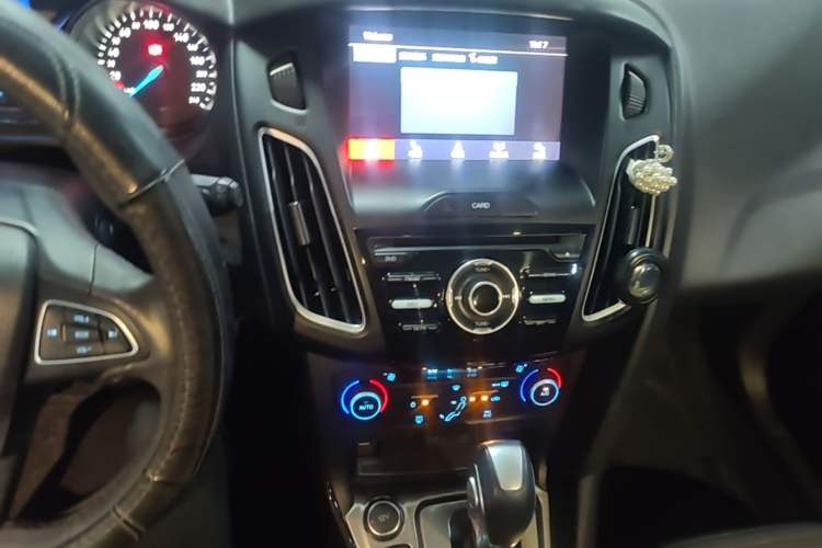 Used Ford Focus 2017 Hatchback 1.6L Automatic Fashion Edition Smart Drive Version Audio And AC Panel