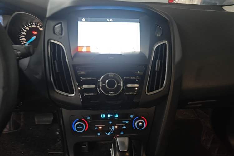 Used Ford Focus 2017 Sedan 1.6L Automatic Fashion Edition Smart Drive Version Audio And AC Panel