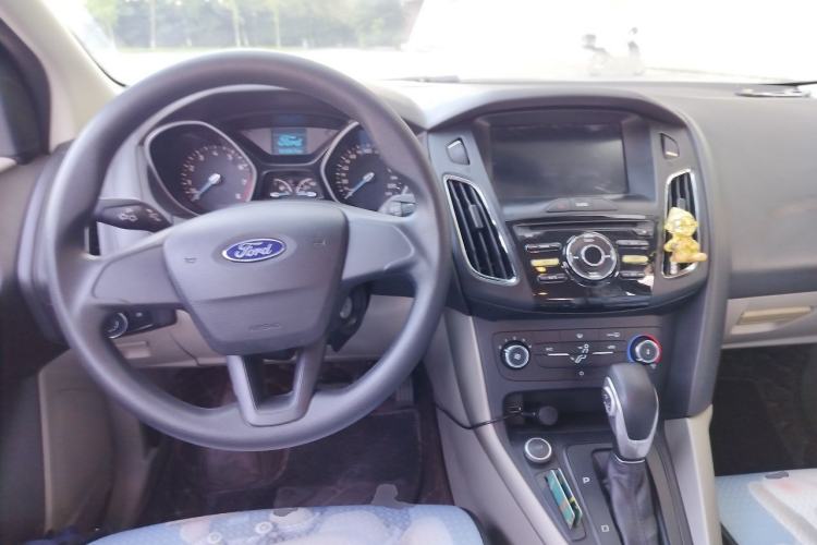 Used Ford Focus 2017 Sedan 1.6L Automatic Comfort Plus SmartDrive Edition Center Console