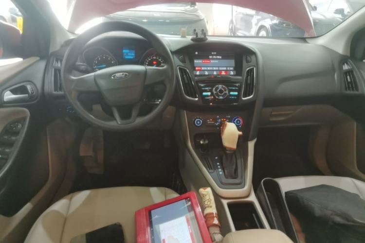 Used Ford Focus 2017 Sedan 1.6L Automatic Comfort Plus SmartDrive Edition Center Console