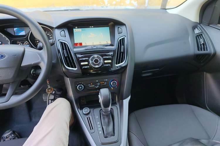 Used Ford Focus 2017 Hatchback 1.6L Automatic Comfort Plus SmartDrive Edition Center Console