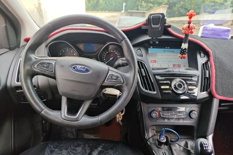 Used Ford Focus 2017 Sedan 1.6L Manual Fashion Edition Smart Drive Version Center Console
