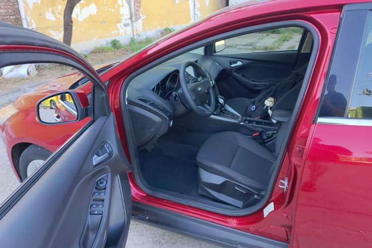 Used Ford Focus 2017 Hatchback 1.6L Automatic Comfort Plus SmartDrive Edition Driver Seat