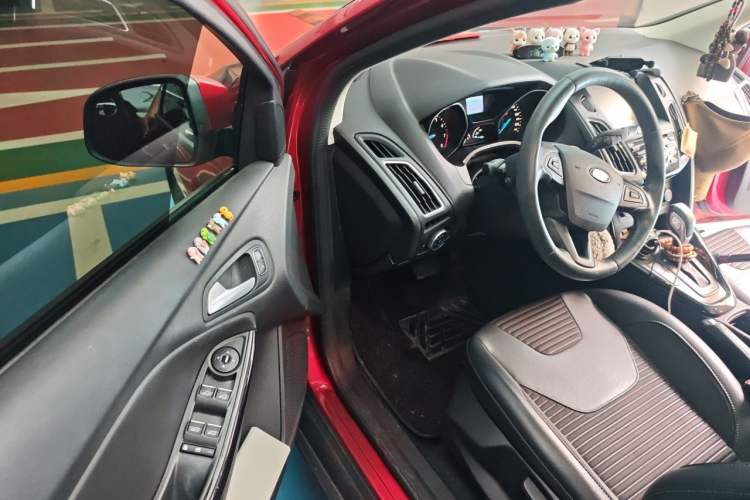 Used Ford Focus 2017 Hatchback EcoBoost 125 Automatic - Ultra-Powerful Style Edition with Smart Drive Features Driver Seat