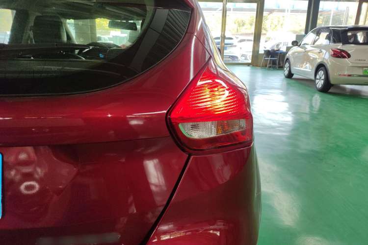 Used Ford Focus 2017 Hatchback 1.6L Automatic Fashion Edition Smart Drive Version Exterior 2
