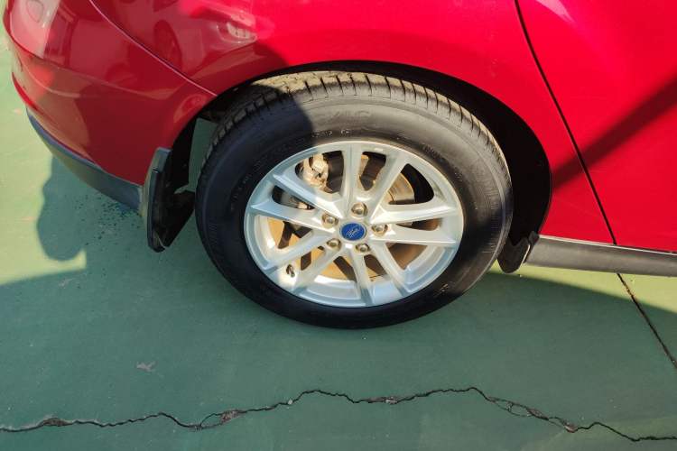 Used Ford Focus 2017 Hatchback 1.6L Automatic Fashion Edition Smart Drive Version Exterior 4