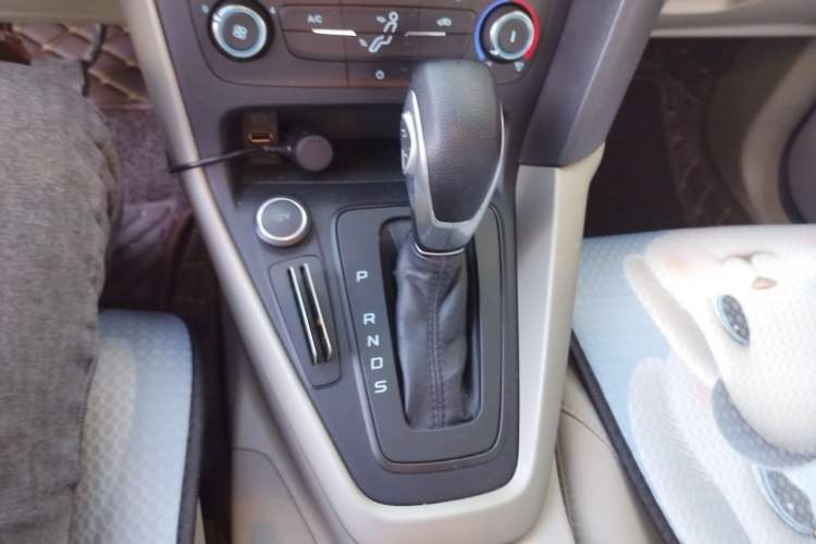 Used Ford Focus 2017 Sedan 1.6L Automatic Comfort Plus SmartDrive Edition Gear Lever