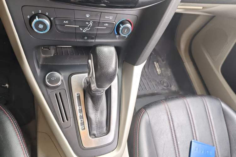 Used Ford Focus 2017 Sedan 1.6L Automatic Comfort Plus SmartDrive Edition Gear Lever