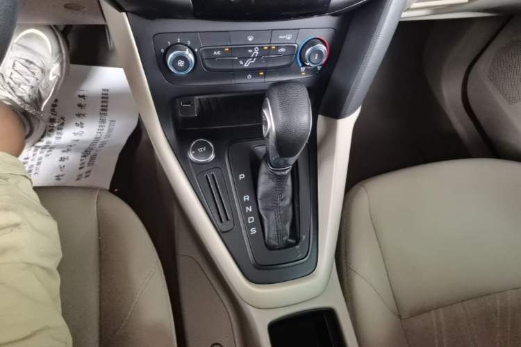 Used Ford Focus 2017 Sedan 1.6L Automatic Comfort Plus SmartDrive Edition Gear Lever