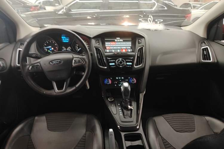 Used Ford Focus 2017 Hatchback EcoBoost 125 Automatic - Ultra-Powerful Style Edition with Smart Drive Features Gear Lever