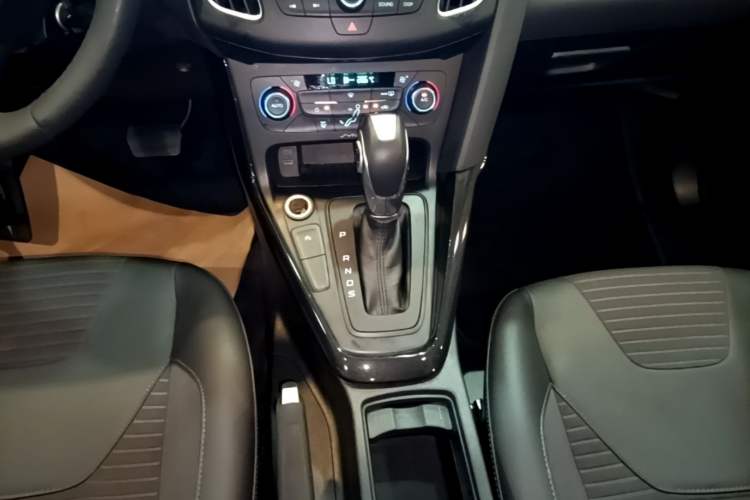 Used Ford Focus 2017 Hatchback EcoBoost 180 Automatic Elite Model Gear Lever