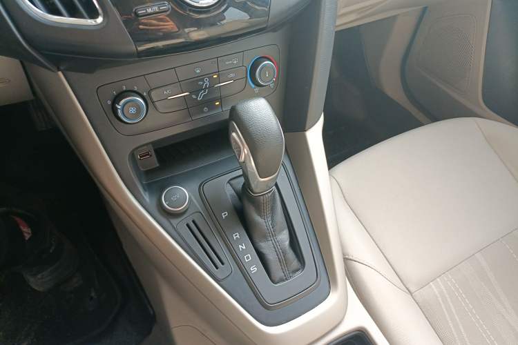Used Ford Focus 2017 Sedan 1.6L Automatic Comfort Plus SmartDrive Edition Gear Lever
