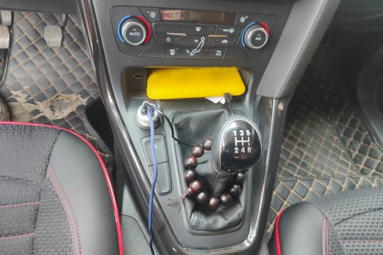 Used Ford Focus 2017 Sedan EcoBoost 125 Manual – Ultra-Style Edition with SmartDrive Features Gear Lever